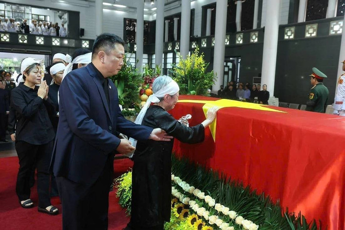 Sau lời cảm tạ của ông Trần Tuấn Anh, trong tiếng nhạc Hồn tử sĩ, bà Nguyễn Thị Vĩnh, Phu nhân nguyên Chủ tịch nước Trần Đức Lương dẫn đầu đoàn gia quyến đi vòng quanh linh cữu, tiễn biệt ông lần cuối. Bà bật khóc nức nở.