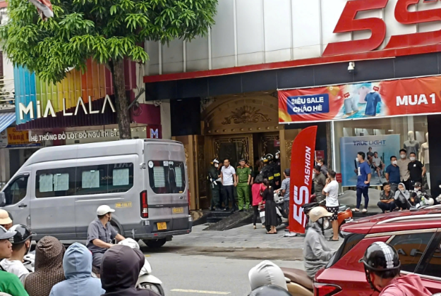 Ngày 26/5, hàng chục cán bộ, chiến sĩ của Bộ Công an đã khám xét 3 căn nhà trên địa bàn TP Thanh Hóa, tỉnh Thanh Hoá. Trong đó, có một điểm khám xét là nhà riêng của Nguyễn Anh Tuấn (SN 1974), biệt danh Tuấn “thần đèn”- một trùm giang hồ cộm cán ở Thanh Hóa - có địa chỉ trên đường Lê Hoàn, phường Lam Sơn, TP Thanh Hóa.