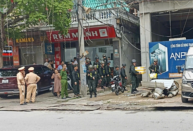 Ngoài nhà riêng của Tuấn “thần đèn”, hai địa điểm khác, một là căn nhà ở đường Trường Thi (phường Điện Biên) và căn còn lại trên đường Bùi Khắc Nhất (phường Đông Hương) đều liên quan đến nơi ở hoặc làm ăn của Nguyễn Anh Tuấn. Tuấn “thần đèn” được biết đến là một trùm giang hồ cộm cán ở Thanh Hoá với lý lịch bất hảo, vào tù ra khám.