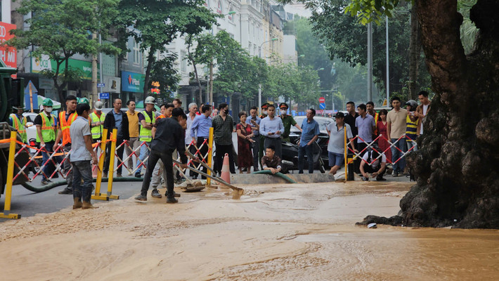 Hàng chục nhân viên, công nhân cùng các phương tiện máy móc, xe hút bùn đã được huy động đến để khắc phục sự cố.