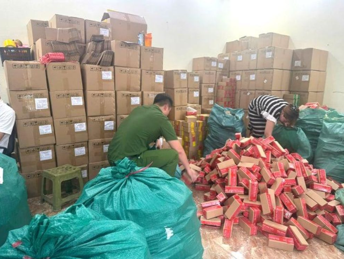 Đầu năm 2025, dân mạng xôn xao khi kênh TikTok “Gia đình Hải Sen” bỗng ngừng hoạt động trong nhiều tuần và gỡ bỏ giỏ hàng trên mạng xã hội. Ngày 15/6, người dùng mạng xã hội bất ngờ phát hiện kênh TikTok "Gia đình Hải Sen" đã ẩn, xóa toàn bộ video mà không có thông báo. Khi kiểm tra Công ty TNHH Hải Bé (trụ sở tại thôn Thành Tây, xã Văn Phú, huyện Nho Quan, Ninh Bình) do Trần Đại Phúc là giám đốc, cơ quan chức năng phát hiện, thu giữ các mặt hàng là mỹ phẩm và thực phẩm chức năng không có đầy đủ hóa đơn, chứng từ chứng minh nguồn gốc xuất xứ.
