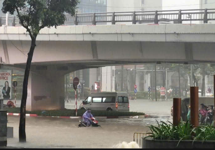 Do ảnh hưởng của hoàn lưu bão số 10 Bualoi, Hà Nội hôm nay có mưa to đến rất to.