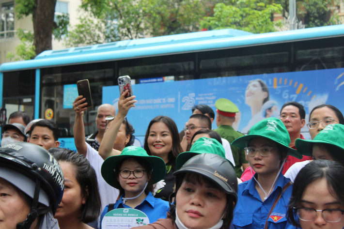 Theo ghi nhận, sau khi kết thúc bài thi rất nhiều phụ huynh đứng kín cổng trường để chờ con em mình ra ngoài.