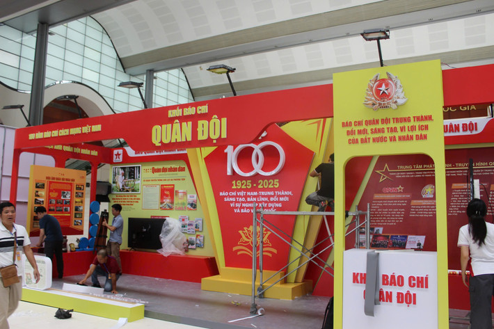 Theo ghi nhận của PV Báo Tri thức và Cuộc sống, ngày 18/6, trước giờ khai mạc Hội Báo toàn quốc năm 2025, các đơn vị báo chí trên khắp mọi miền Tổ quốc đang khẩn trương trang hoàng gian hàng báo chí của mình đẹp và ấn tượng nhất. Tất cả đều nỗ lực, sẵn sàng cho ngày hội lớn nhất của những người làm báo toàn quốc.