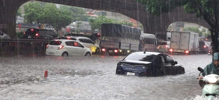 Nhiều tuyến đường tái diễn tình trạng biến thành sông khiến việc sinh hoạt bị đảo lộn.