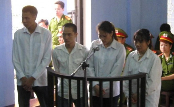 Tại phiên tòa diễn ra vào tháng 9/2010, tất cả các bị cáo đều quanh co, chối tội. Chín khai rằng chị ta chỉ muốn đánh cảnh cáo chồng mình. Dung, Đức cãi là giúp Chín đánh ông S vì tình cảm chứ không phải thuê mướn gì. Tuy nhiên, HĐXX đã làm rõ Chín là chủ mưu. Trước những chứng cứ rõ ràng, TAND tỉnh Quảng Ninh đã kết luận nhóm Chín, Đức, Dung và Lâm đã phạm vào tội "giết người". Xét tính chất nghiêm trọng của vụ án, HĐXX đã tuyên phạt án tử hình cho Lâm. Các bị cáo Đức, Dung, Chín lần lượt bị tuyên 18 năm tù giam.