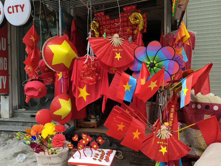 Nhiều phụ kiện với hình ảnh cờ đỏ sao vàng được bày bán.
