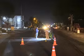 Va chạm giữa xe máy và hai ô tô khiến một người đàn ông tử vong ở Đắk Lắk