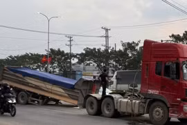 Xe đầu kéo chở đá gặp sự cố, rơ-moóc rơi xuống Quốc lộ 51