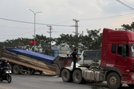 Xe đầu kéo chở đá gặp sự cố, rơ-moóc rơi xuống Quốc lộ 51