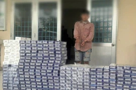Bắt quả tang nam thanh niên chở gần 1.500 bao thuốc lá lậu ở An Giang