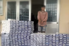Bắt quả tang nam thanh niên chở gần 1.500 bao thuốc lá lậu ở An Giang