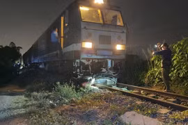 Va chạm với tàu hàng khi băng qua đường sắt, nam thanh niên không qua khỏi