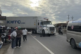 Xe máy va chạm ô tô đầu kéo trên Quốc lộ 1