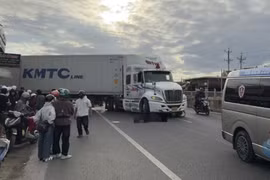 Xe máy va chạm ô tô đầu kéo trên Quốc lộ 1