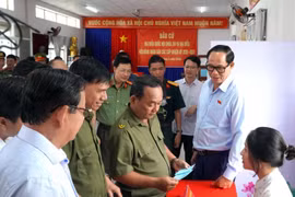 Phó Chủ tịch Quốc hội Trần Quang Phương kiểm tra công tác bầu cử tại An Giang