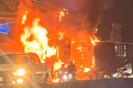 Đồng Nai: Xe container va chạm xe máy, bốc cháy dữ dội tại ngã ba Phú Sơn
