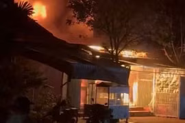 Cửa hàng tạp hóa bốc cháy trong đêm, 2 mẹ con thương vong