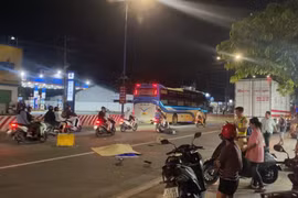 TPHCM: Xe máy va chạm xe tải trên quốc lộ 13, một người tử vong