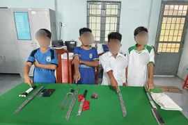 Vĩnh Long: Học sinh lớp 6 tụ tập mang hung khí bị ngăn chặn ở An Phú Tân