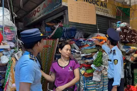 Khánh Hòa: Quản lý thị trường tạm giữ lô dép Crocs nghi giả 