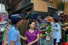 Khánh Hòa: Quản lý thị trường tạm giữ lô dép Crocs nghi giả 