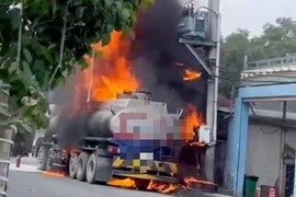 TP.HCM: Xe bồn chở xăng bốc cháy trên đường Dương Cát Lợi