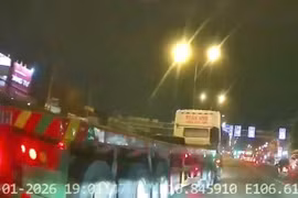 TPHCM: Xác minh clip xe đầu kéo chèn ép ô tô trên đường Đỗ Mười