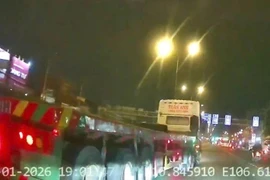 TPHCM: Xác minh clip xe đầu kéo chèn ép ô tô trên đường Đỗ Mười