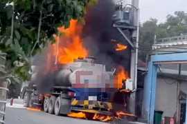 TP.HCM: Xe bồn chở xăng bốc cháy trên đường Dương Cát Lợi
