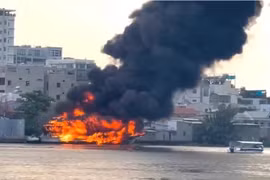 Tàu du lịch trên sông Sài Gòn bốc cháy dữ dội, khói đen cao hàng chục mét