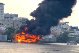 Tàu du lịch trên sông Sài Gòn bốc cháy dữ dội, khói đen cao hàng chục mét