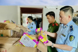 Lào Cai: Thu giữ hàng nghìn sản phẩm kẹo, bánh nướng không hóa đơn