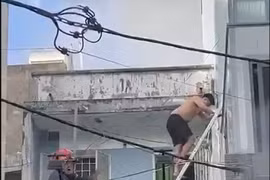 Cháy nhà 5 tầng ở TPHCM: Cảnh sát cứu 6 người thoát nạn an toàn