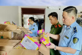 Lào Cai: Thu giữ hàng nghìn sản phẩm kẹo, bánh nướng không hóa đơn