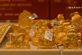 Vàng SJC giữ mức cao, giá vàng thế giới tiếp tục mất đà