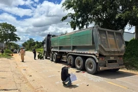 Đắk Lắk: Xe đầu kéo va chạm xe đạp điện, 2 cháu nhỏ thiệt mạng