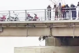 Người đàn ông chới với giữa lũ, nam thanh niên liều mình nhảy xuống cứu