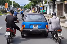 Khánh Hòa xác minh clip hai người dùng xe máy đẩy ô tô trên đường phố