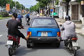 Khánh Hòa xác minh clip hai người dùng xe máy đẩy ô tô trên đường phố