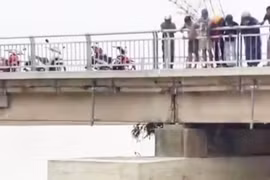 Người đàn ông chới với giữa lũ, nam thanh niên liều mình nhảy xuống cứu