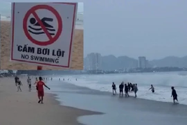 Nha Trang: Bất chấp sóng lớn do bão Kalmaegi, du khách vẫn xuống tắm biển