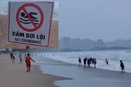 Nha Trang: Bất chấp sóng lớn do bão Kalmaegi, du khách vẫn xuống tắm biển