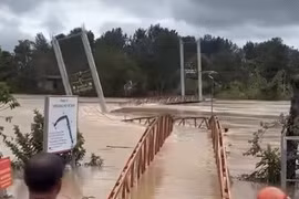 Lũ lớn cuốn trôi cầu treo Phú Thiện, giao thông Lâm Đồng bị chia cắt