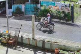 Tây Ninh: Giả vờ mua, người phụ nữ giật 140 tờ vé số của bé trai 11 tuổi