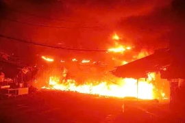 Cháy 4 căn nhà kinh doanh giày dép tại chợ Nhị Thiên Đường, TP.HCM