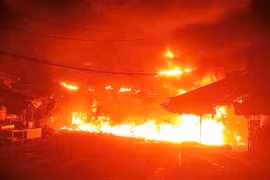 Cháy 4 căn nhà kinh doanh giày dép tại chợ Nhị Thiên Đường, TP.HCM