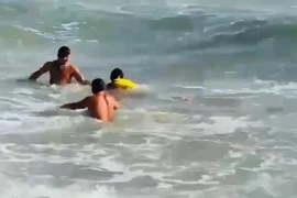 Cứu sống nam du khách bị sóng cuốn khi tắm biển Bãi Dứa