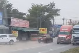 TPHCM: Clip ô tô chạy ngược chiều kéo bụi mù trên ĐT 747B