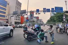 Clip hai người đàn ông đánh nhau giữa đường sau va quẹt xe tại Tân Bình